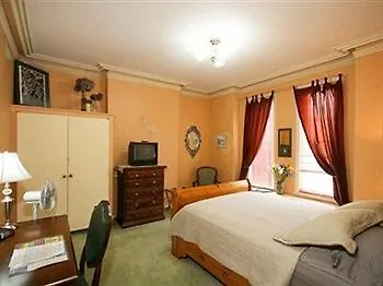 Hotel 213 Carlton - Toronto Townhouse B&B